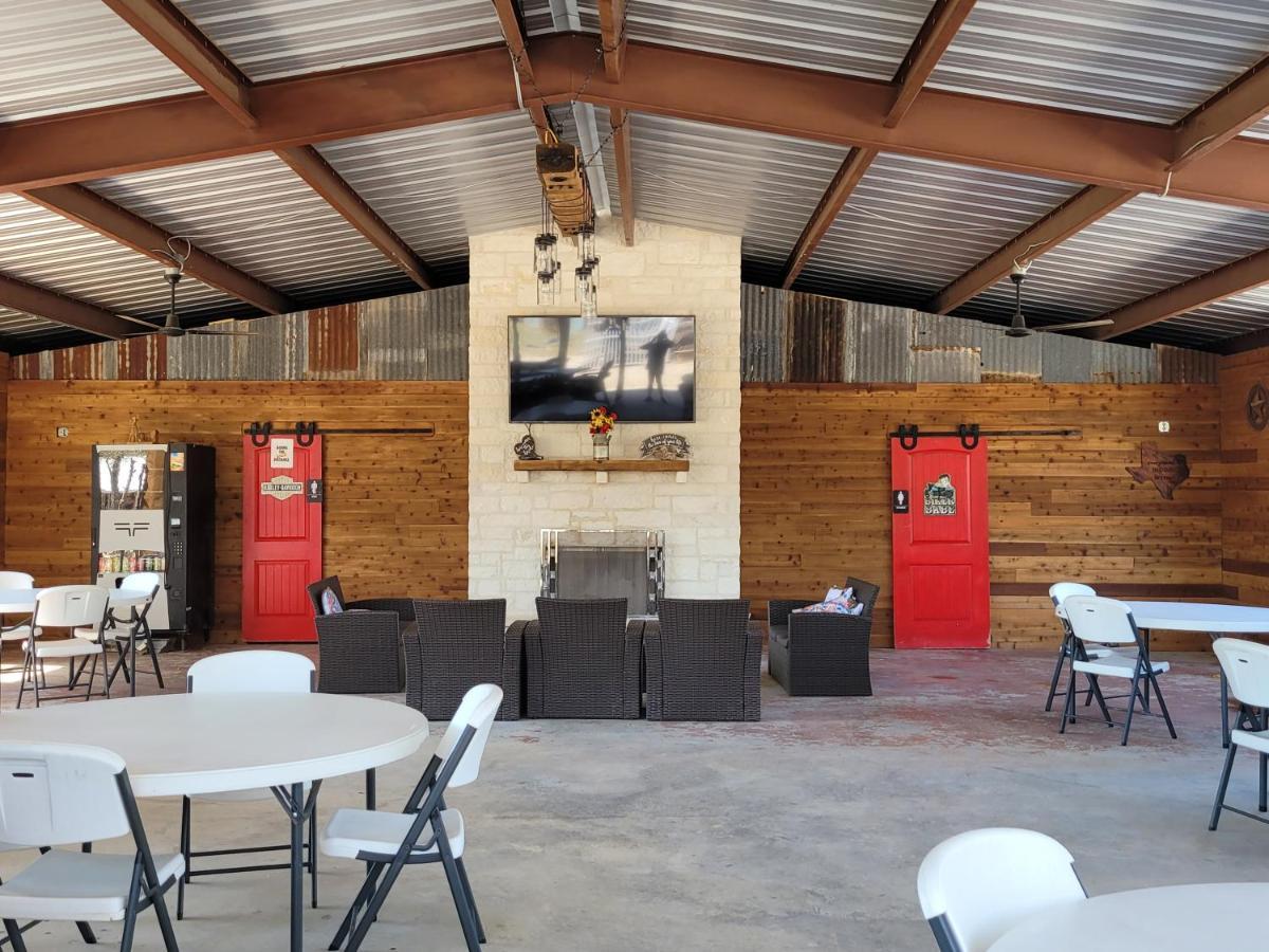 Al'S Hideaway Glamping Tents 호텔 Pipe Creek 외부 사진