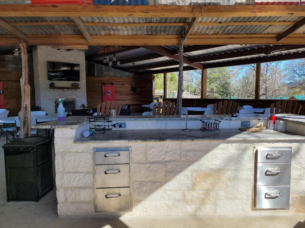 Al'S Hideaway Glamping Tents 호텔 Pipe Creek 외부 사진