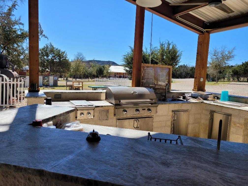 Al'S Hideaway Glamping Tents 호텔 Pipe Creek 외부 사진