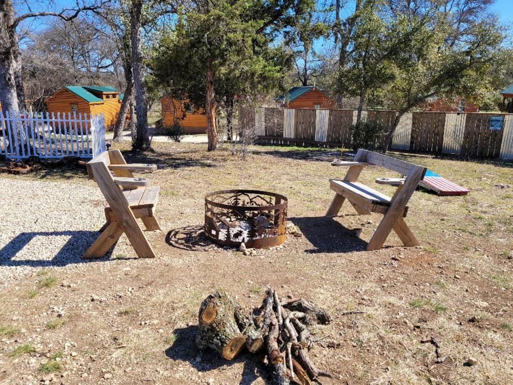 Al'S Hideaway Glamping Tents 호텔 Pipe Creek 외부 사진